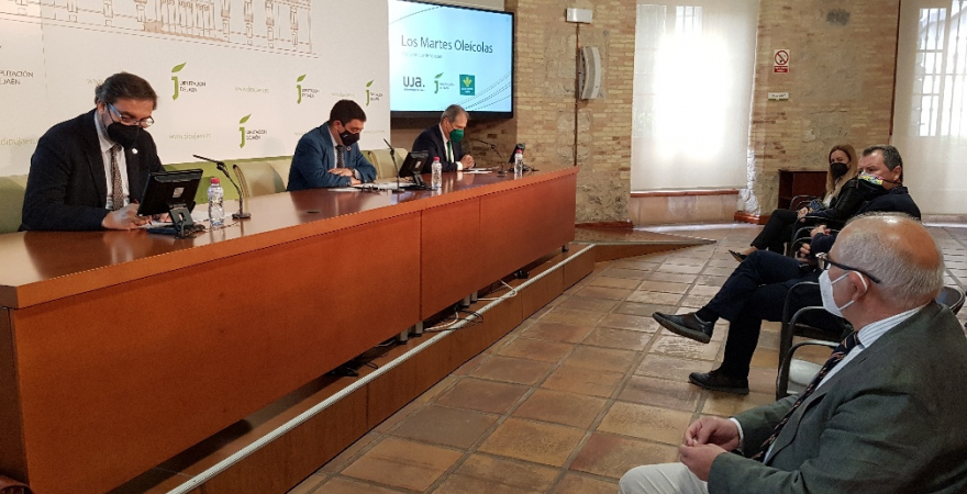 Un momento de la presentación de 'Los Martes Oleícolas'. Foto: Diputación de Jaén.