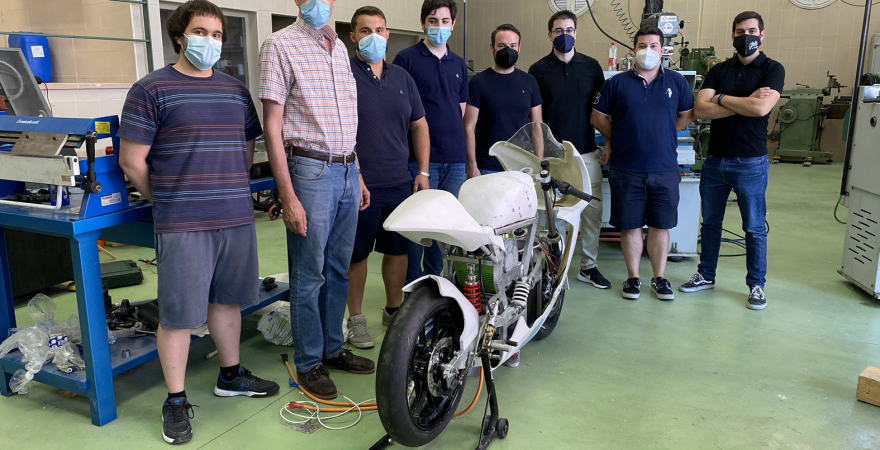 Integrantes del equipo, con el tutor del mismo, junto a la moto con la que competirán en MotoStudent 2021.