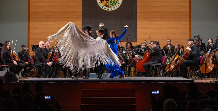 Orquesta Sinfónica del Profesorado del Conservatorio Superior de Música ‘Andrés de Vandelvira’ de Jaén y profesorado de la especialidad de flamenco durante la interpretación de ‘El amor brujo’ de Falla.