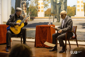 Actuación del guitarrista Raúl Zambrano y del actor Fidel Monroy.