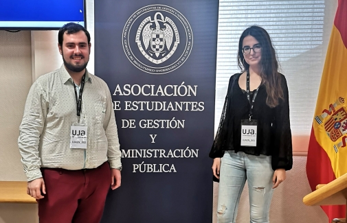 Los estudiantes de la UJA Natalia Campos García y Miguel Fernández.