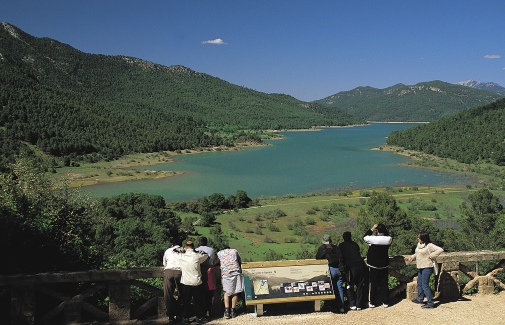 Foto de archivo de turistas observando el Tranco de Beas. Foto: Diputación de Jaén.