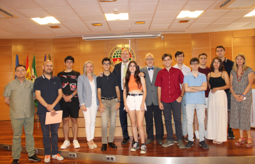 El Rector, en el centro, con representantes institucionales y de las olimpiadas, junto con el alumnado premiado.