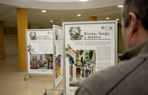 Exposición 'Jaén entre Cuerdas', en el vestíbulo del Aulario Flores de Lemus. 