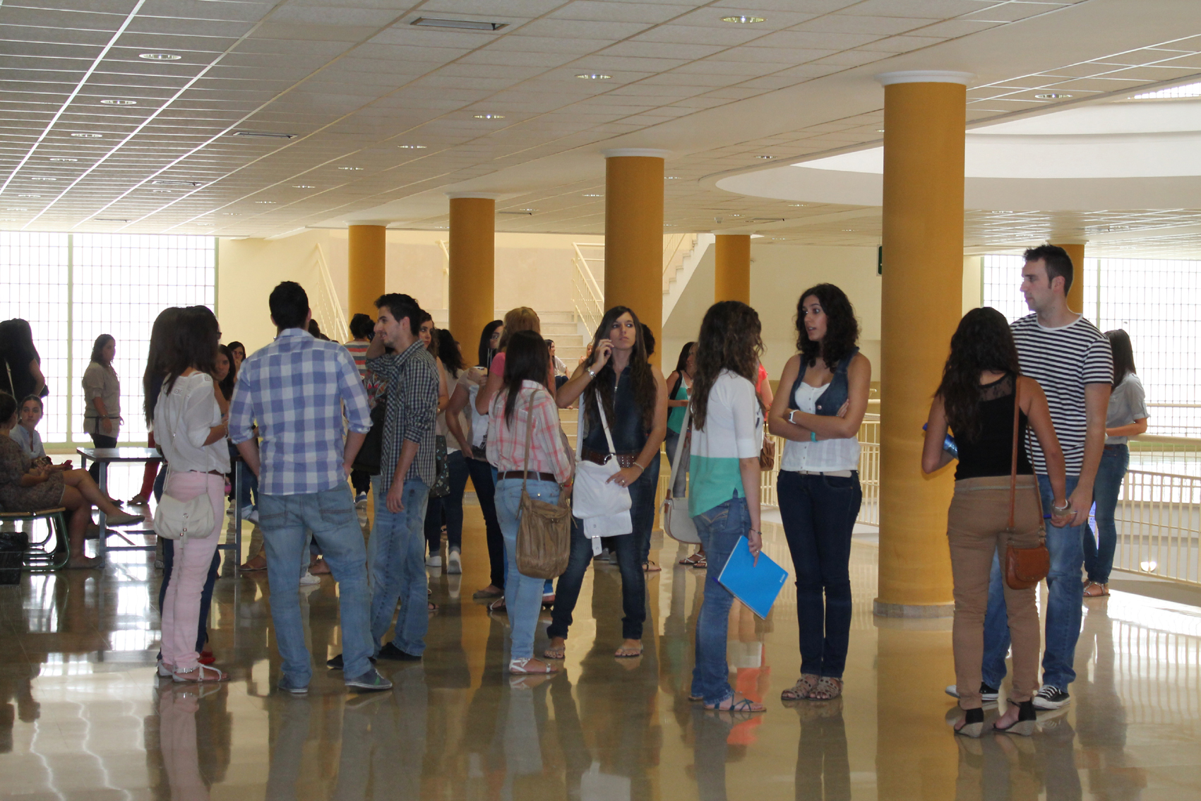 Numeroso alumnado acudió hoy a las aulas. Foto: Raúl Carmona