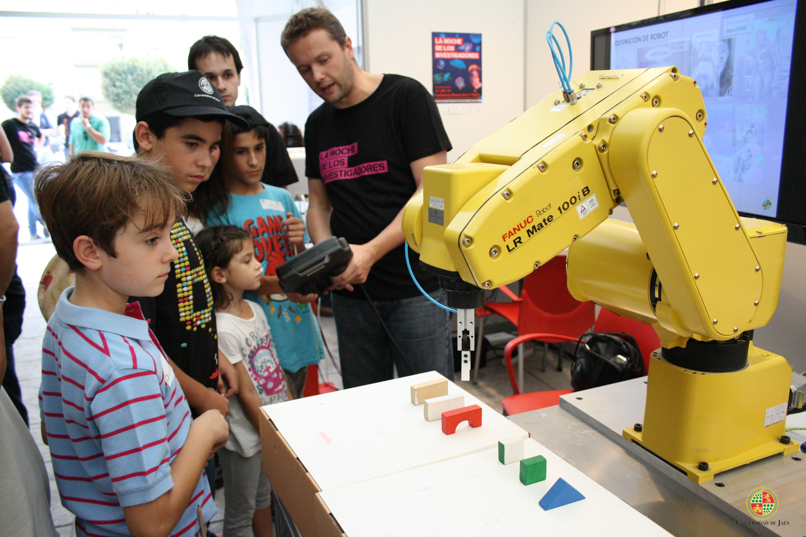 Un investigador de la UJA muestra el funcionamiento de un robot.