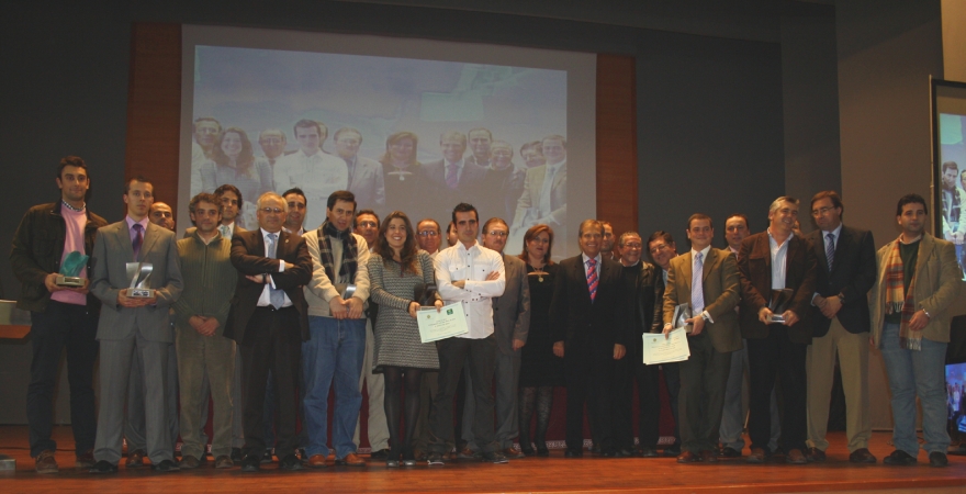 Foto de familia de los premiados, organizadores y patrocinadores.