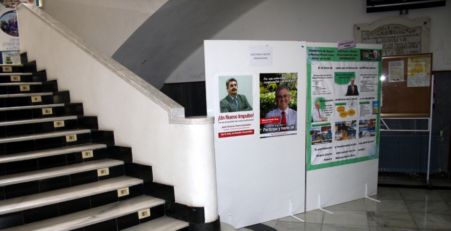 Paneles informativos de los candidatos a Rector de la Universidad de Jaén