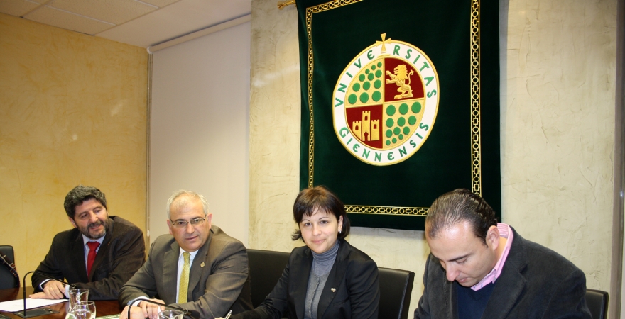 Firma del contrato entre la UJA y el Ayuntamiento de Lopera