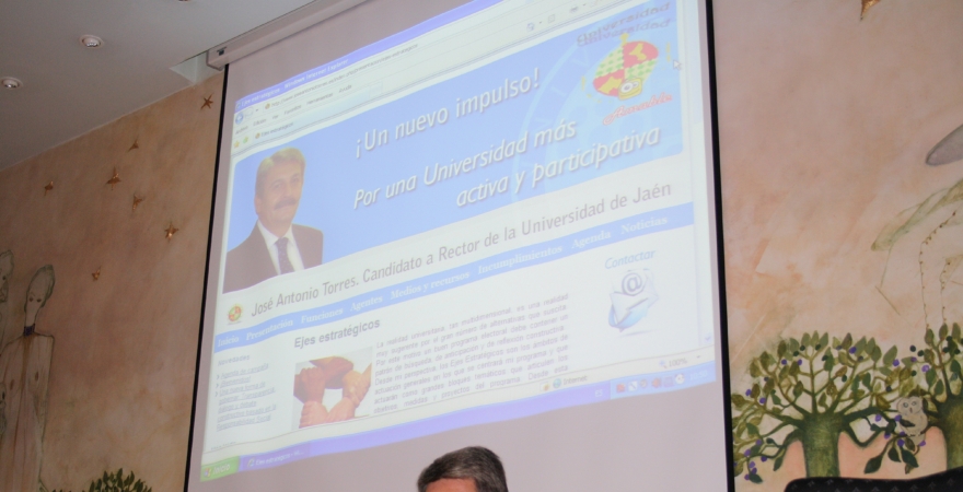 José Antonio Torres González, durante la presentación de su programa ante los medios