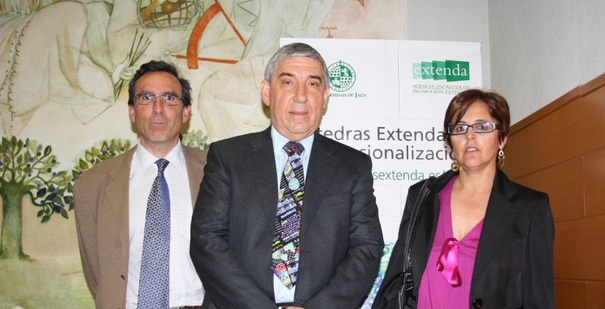 El profesor David Shani, en el centro, junto a los profesores Marta Muñoz y Jorge Lozano