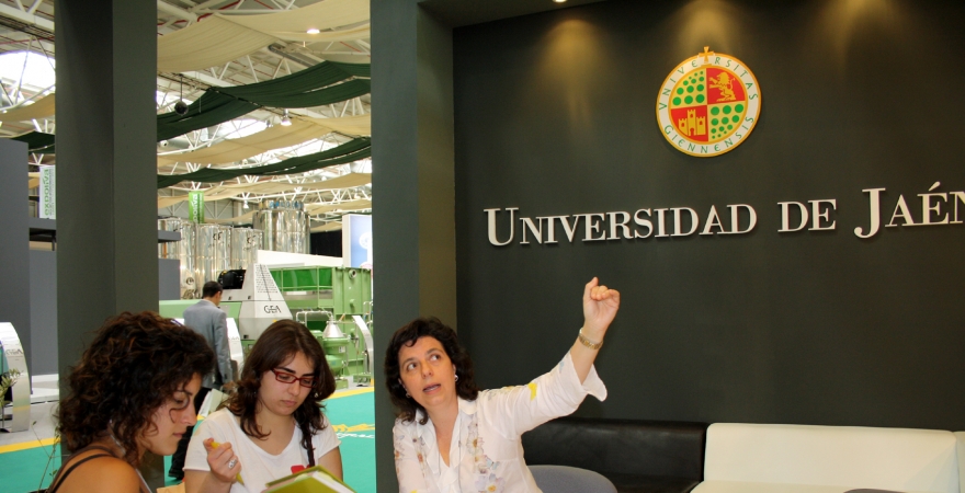 Mercedes Roldán, a la derecha, explica su proyecto de investigación
