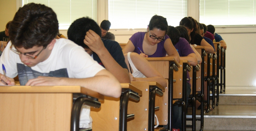 Alumnos se examinan de Selectividad, en la Universidad de Jaén
