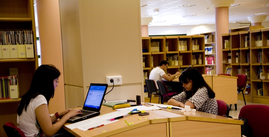 Alumnado usuario en la Biblioteca de la UJA.