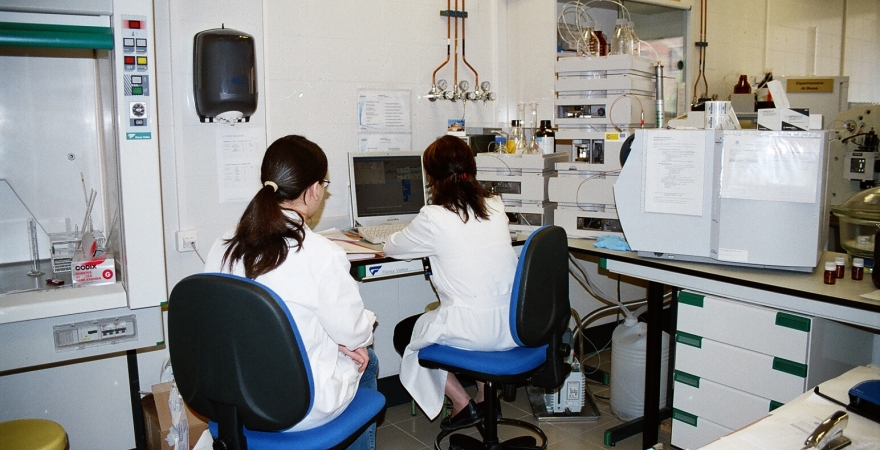 Investigadoras de la UJA, en un laboratorio