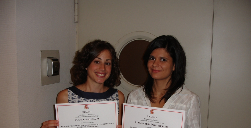 Ana Bueno (i) y Elisa Hernández, tras recibir sus diplomas.