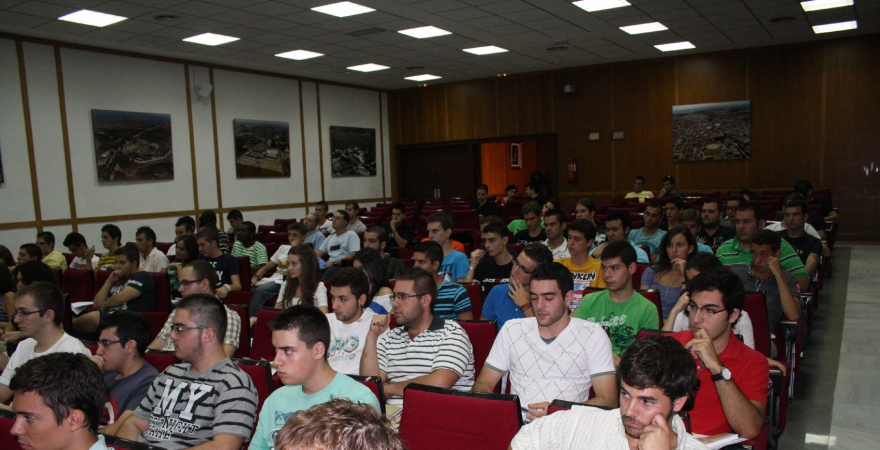 Estudiantes de nuevo ingreso de la Escuela Politécnica Superior de Linares