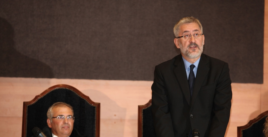 El Consejero Antonio Ávila, de pie, junto al Rector de la UJA, en el acto de inauguración del curso 2011-2012