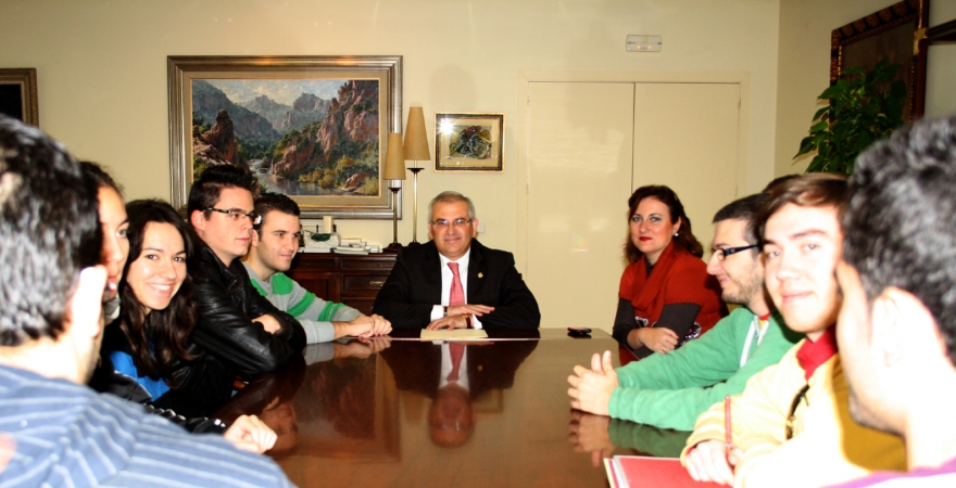 El Rector, en su reunión con representantes del Consejo de Estudiantes de la UJA