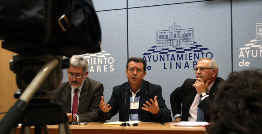Momento de la rueda de prensa, celebrada en el Ayuntamiento de Linares