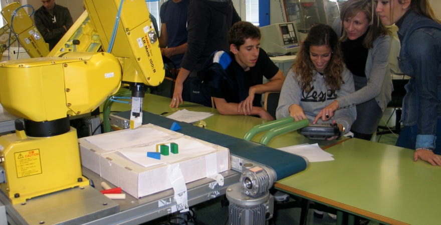 Estudiantes, en el taller de robótica