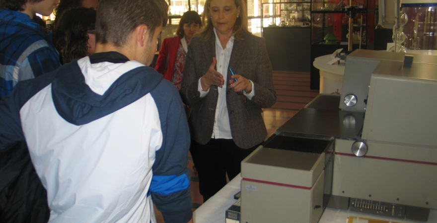 Visita de estudiantes de Secundaria a la exposición.