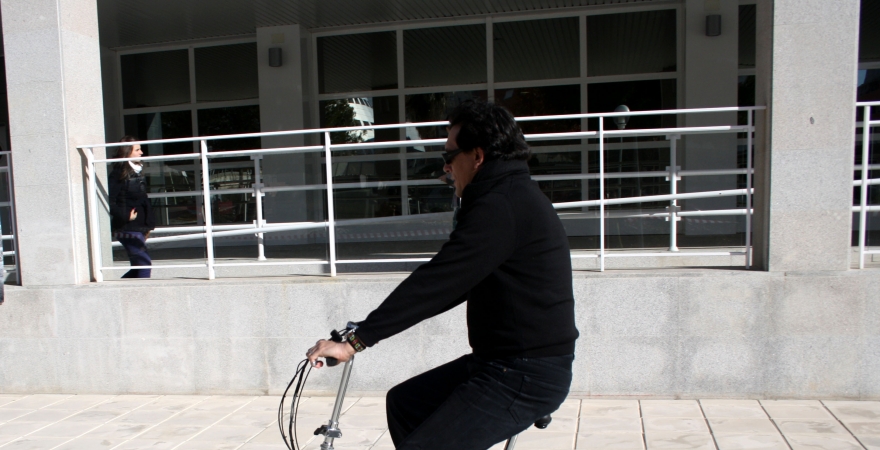 Un profesor de la UJA prueba la eco-bici