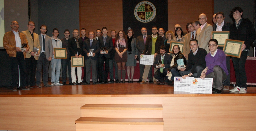 Foto de familia de los premiados con el jurado de los IV Premios Emprendedores