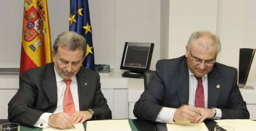 Antonio González y Manuel Parras firman el convenio
