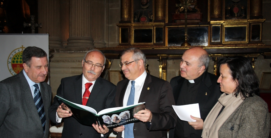 Miguel Ángel Capistol (segundo por la izquierda) muestra el libro al Rector de la UJA