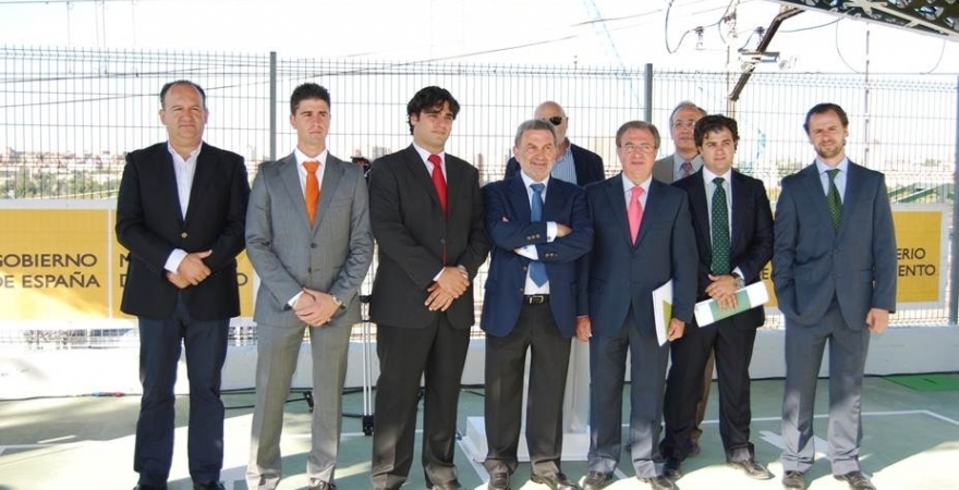 Representantes de la UJA, ADIF y ANDEL, en la inauguración del prototipo de una ferrolinera en Madrid.