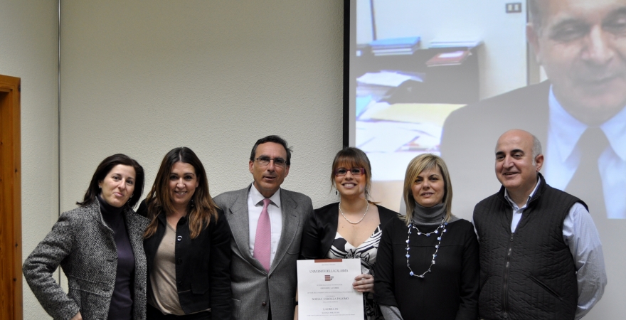 Noelia Cebolla (tercera por la derecha) muestra su título, junto a profesorado de la UJA