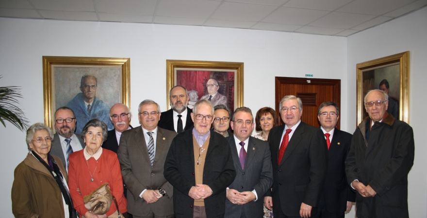 Foto de familia de autoridades y homenajeados.