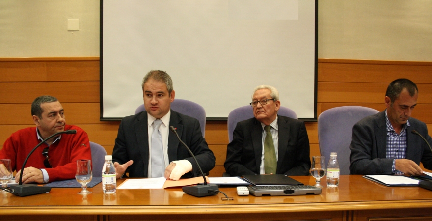 Momento de la conferencia de clausura de Rafael Escuredo