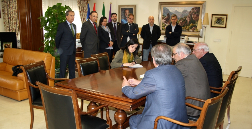 Momento de la firma del contrato entre Caja Rural y UJA