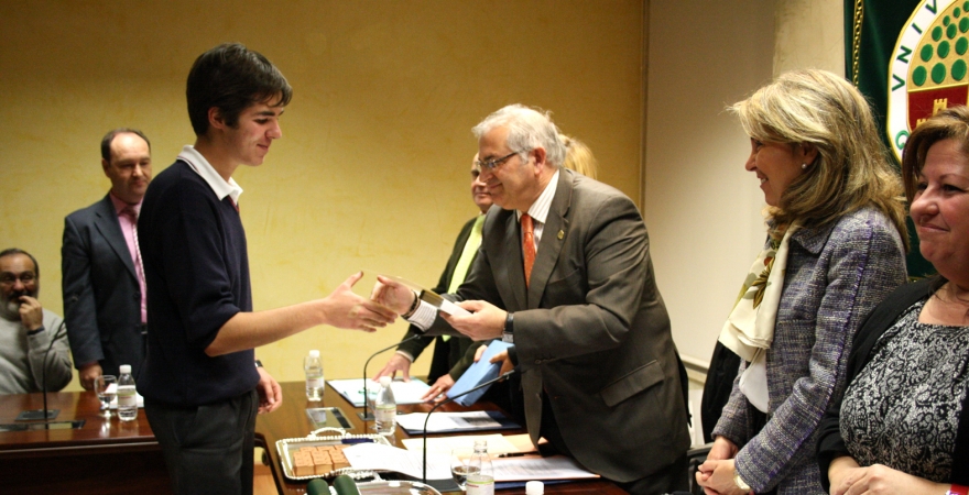José Ángel Gutiérrez, recibiendo un premio del Rector.