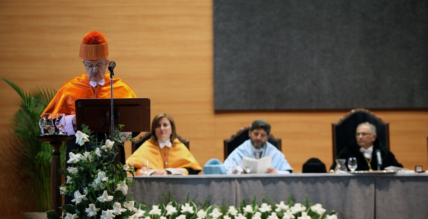 Juan Ramón Cuadrado hace lectura de su discurso como nuevo Doctor Honoris Causa de la UJA. Foto: José Ortega "Sitoh"
