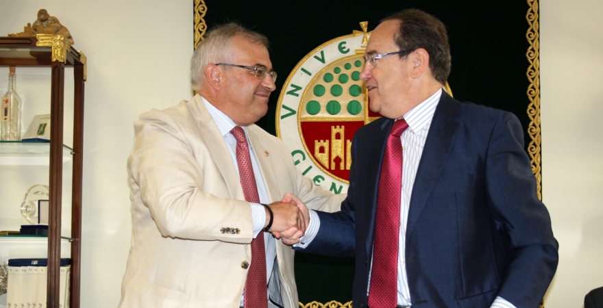 El Rector de la UJA y el presidente de la Fundación CajaSur se estrechan la mano