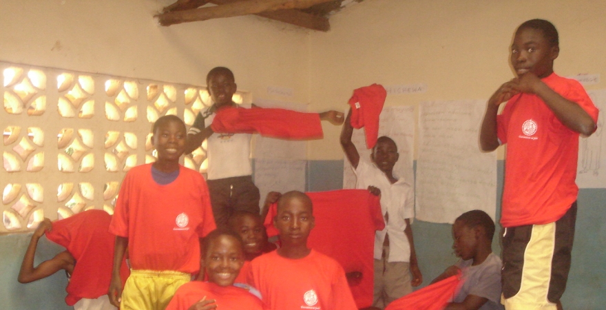 Alumnado de Malawi, con las camisetas de la UJA.
