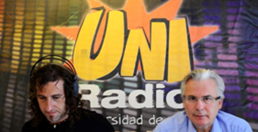 Baltasar Garzón y Julio A. Olivares, durante la entrevista. Foto: UniRadio Jaén.