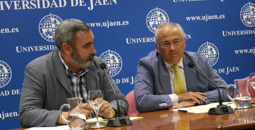 Florencio Robles y Manuel Parras, tras la firma del convenio