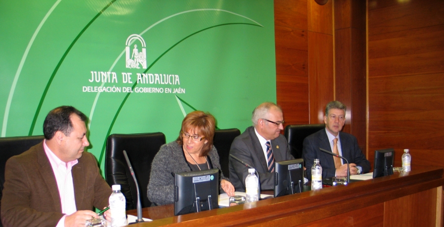 Acto de la firma del convenio entre la UJA y la Junta de Andalucía
