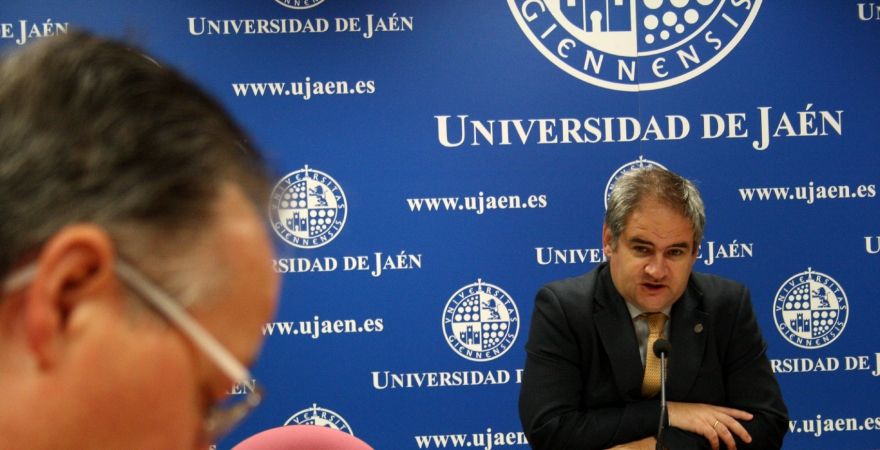 Jorge Delgado (al fondo), durante la presentación en rueda de prensa del Día Internacional del Voluntariado