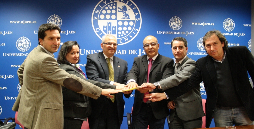 Representantes de la Universidad de Jaén y del Real Jaén, tras la firma del convenio.