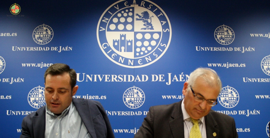 Juan Vilar y Manuel Parras, durante la firma del convenio.