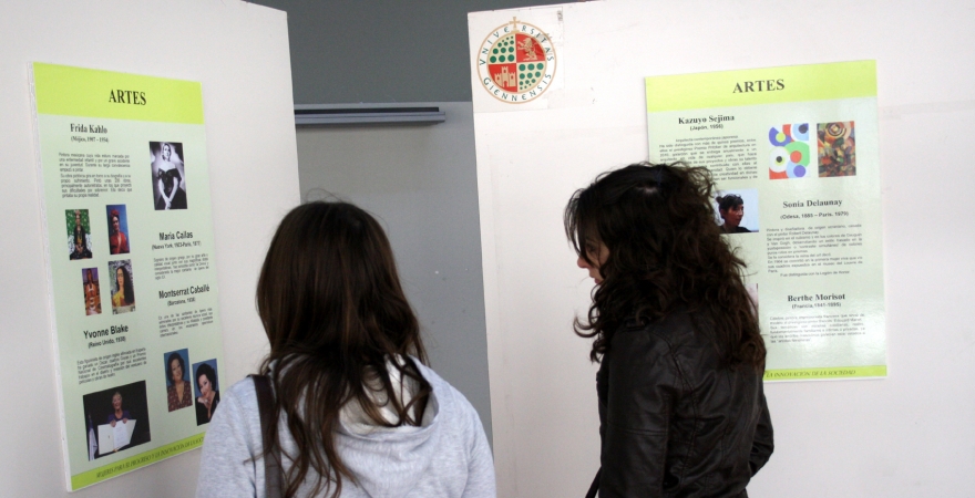 Dos alumnas de la UJA observan la exposición.