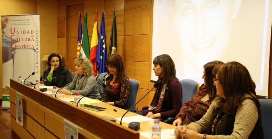 Participantes en la mesa redonda sobre mujeres y progreso social