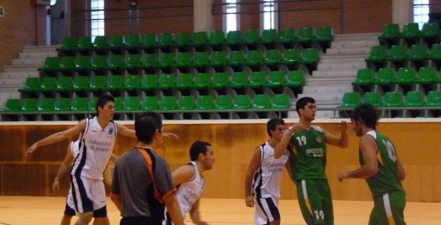 Encuentro del equipo de baloncesto masculino de la UJA.