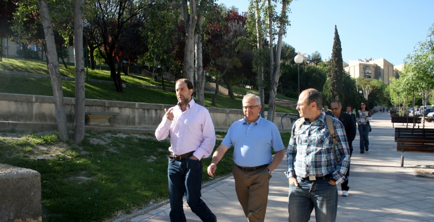 Nicolás Ruiz, Manuel Parras y Francisco Guerrero, durante el recorrido a pie hacia el campus.