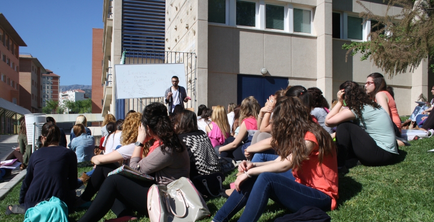 Una de las clases impartidas en los exterior del Campus Las Lagunillas. Foto: Víctor Abolafia